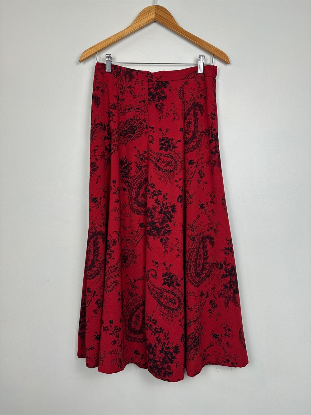 129. vintage court, paisley, maxi skirt pockets, burgundy.